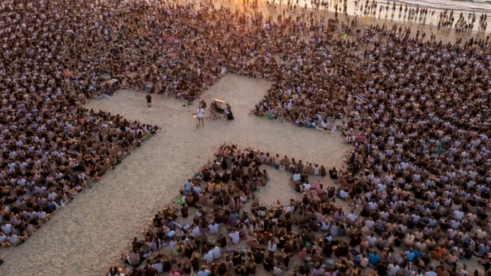 Amanecer de fe: multitud se congrega para adorar frente al mar | ReformaTV Television en Vivo por Internet
